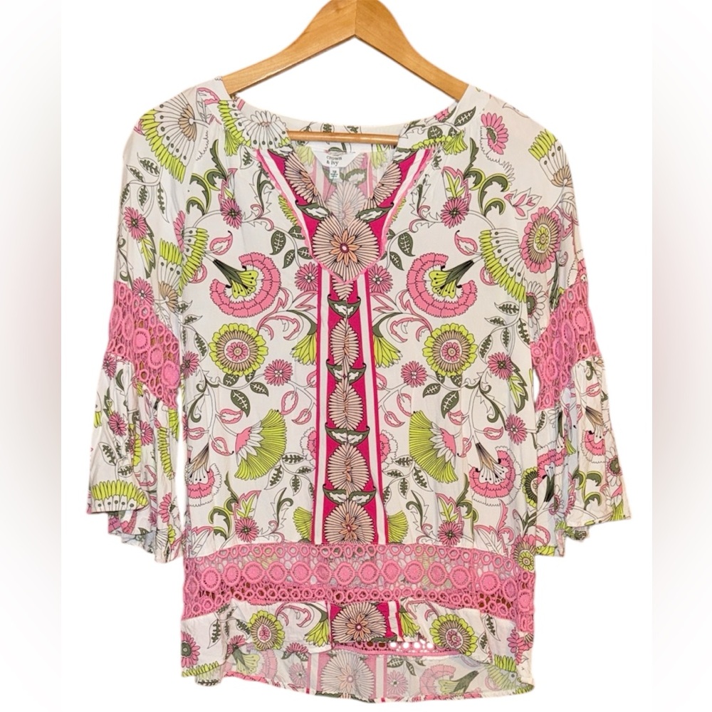 •CROWN & IVY•PINK & GREEN SPLIT NECK, FLORAL, CROCHET LACE DETAIL BLOUSE SIZE XS